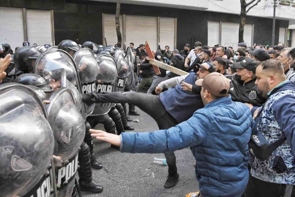 Police barricade in front of the residence of Cristina Fernández de Kirchner.