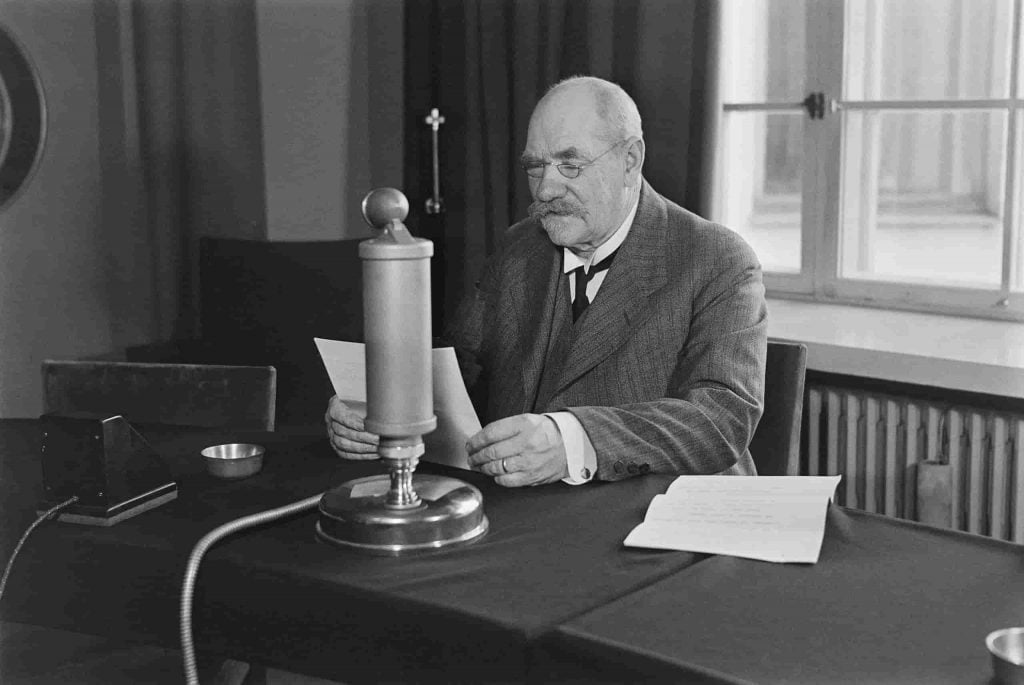 Svinhufvud giving radio speech