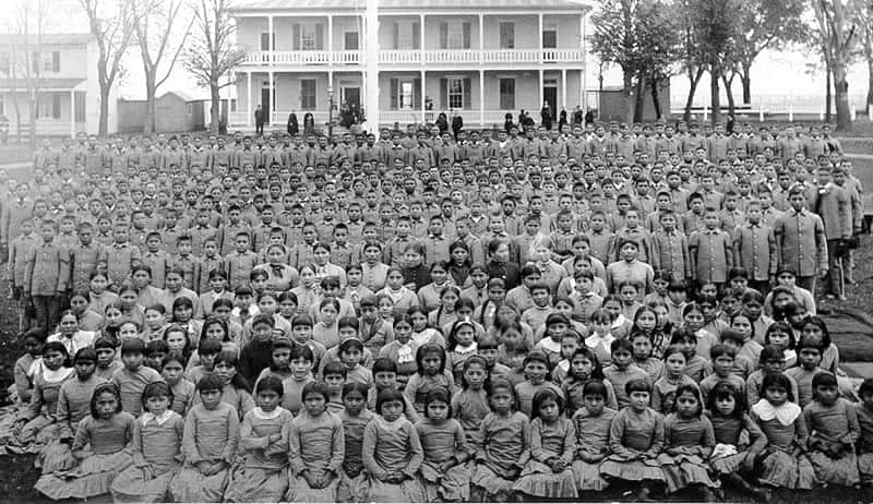 Students at Carlisle Indian Industrial School in Pennsylvania during the 1900. © Public Domain