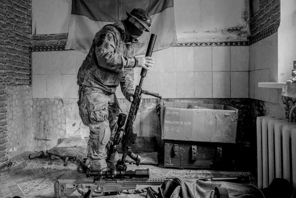 Ukrainian soldire loading RPG