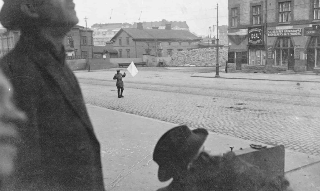 Soldier shows white flag in Finland