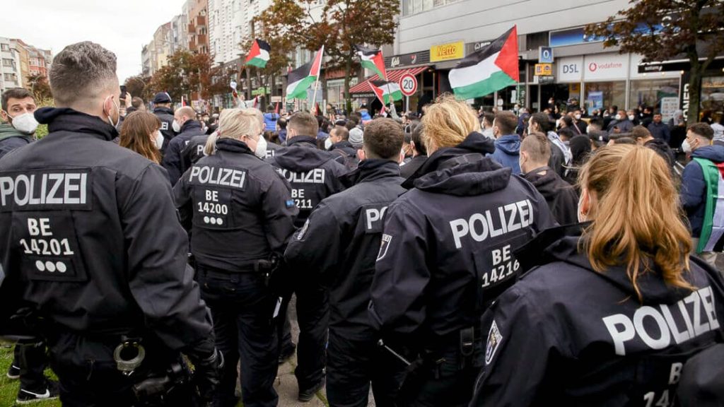 Despite a violent police crackdown on peaceful protests, young people, including university students worldwide, have started protesting for divestment from institutions linked to Israel following its genocide in Gaza. Photo: Montecruz Foto/Creative Commons